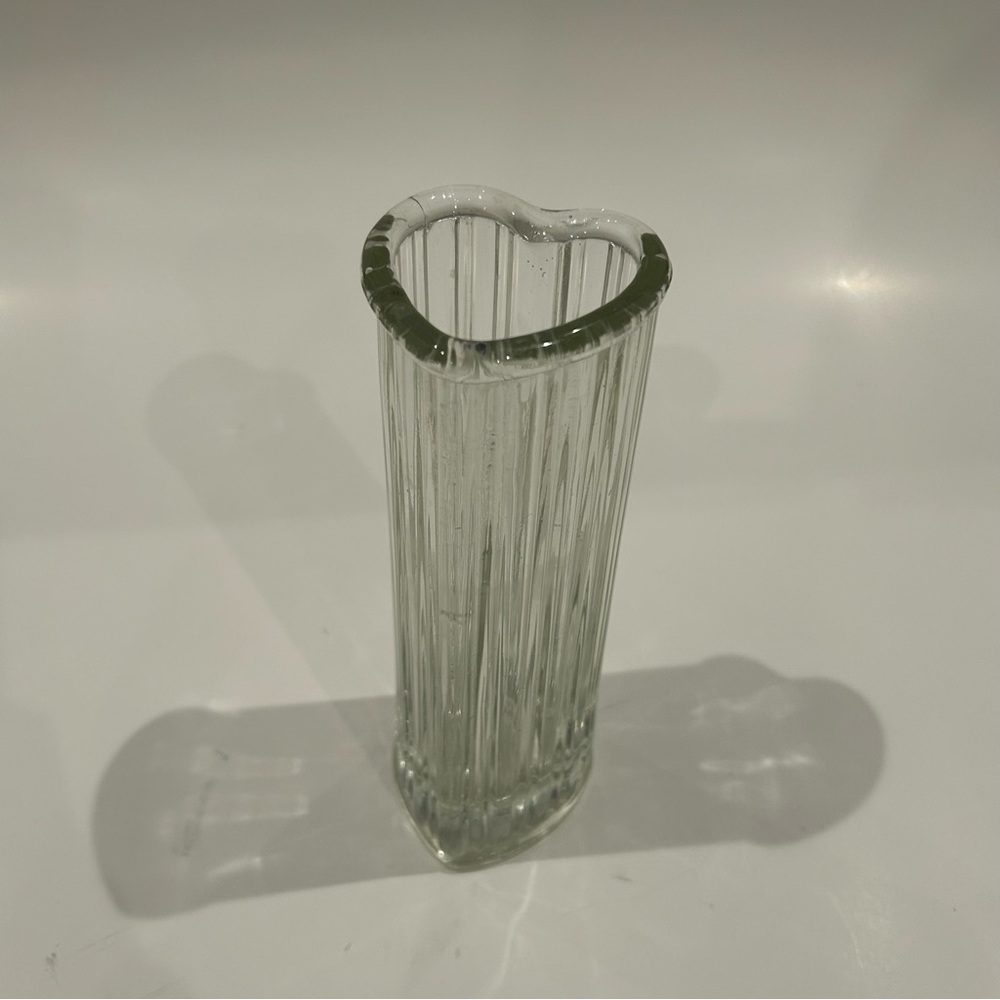 🔻🔻🔻sale Vintage ribbed heart shaped glass vase